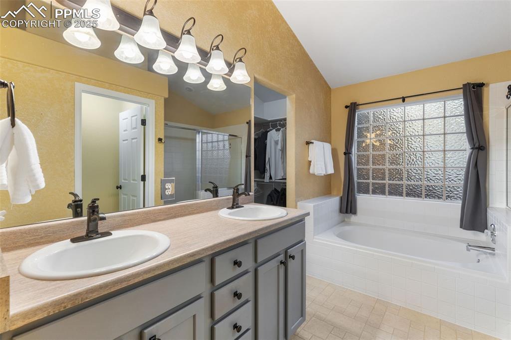 Image 18 of 44: Bathroom