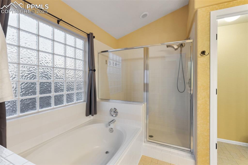 Image 19 of 44: Bathroom