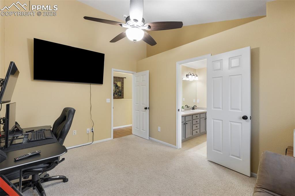 Image 21 of 44: Office