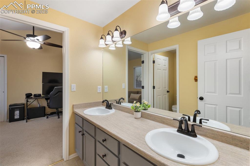 Image 22 of 44: Bathroom