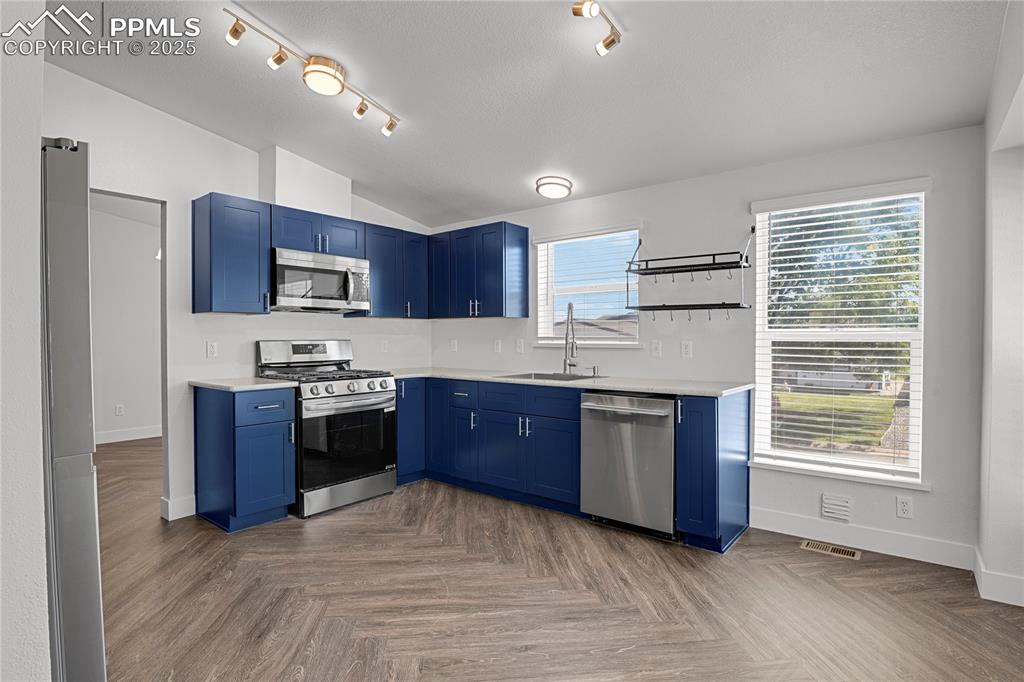 Image 11 of 29: Kitchen