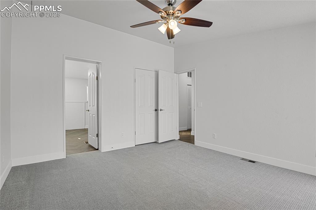 Image 18 of 29: Bedroom