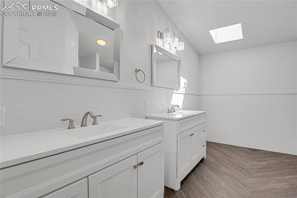 Image 19 of 29: Bathroom
