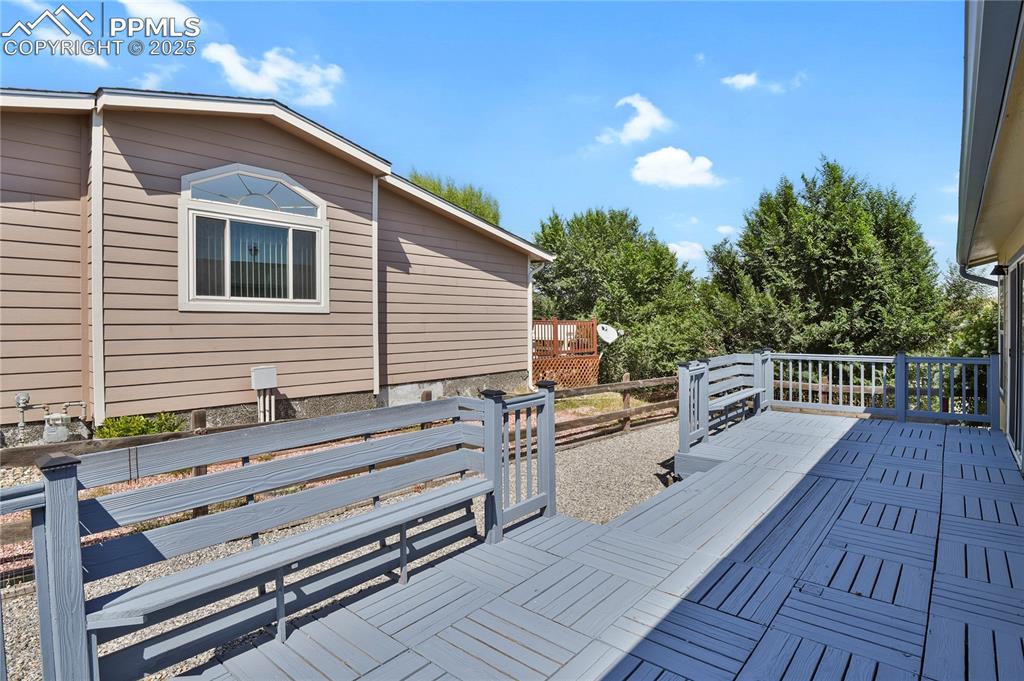 Image 27 of 29: Deck