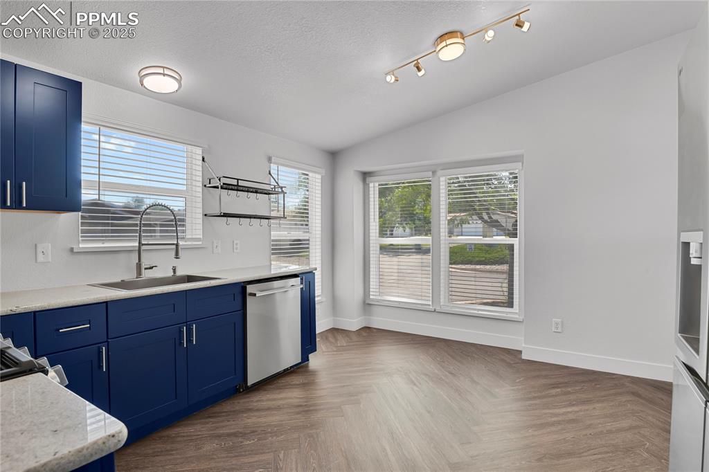 Image 9 of 29: Kitchen