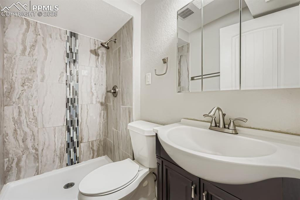 Image 15 of 28: Beautifully updated bathroom!