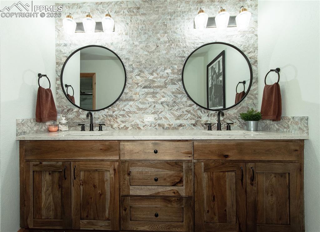 Image 18 of 43: Bathroom