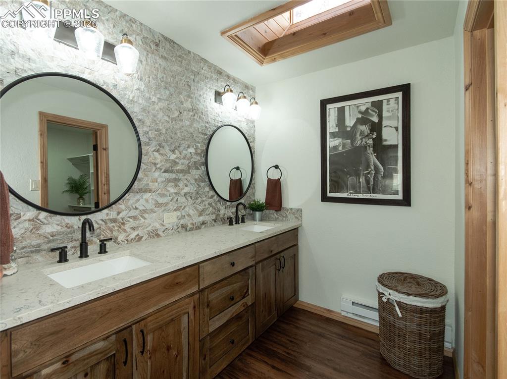 Image 19 of 43: Bathroom