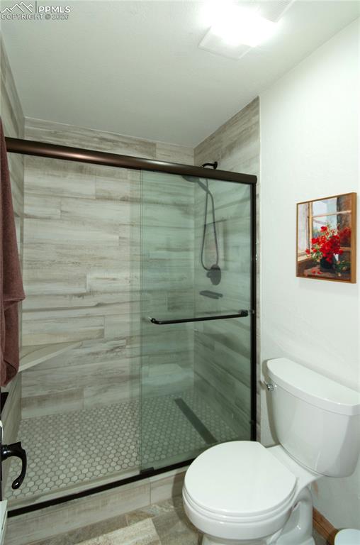 Image 20 of 43: Bathroom