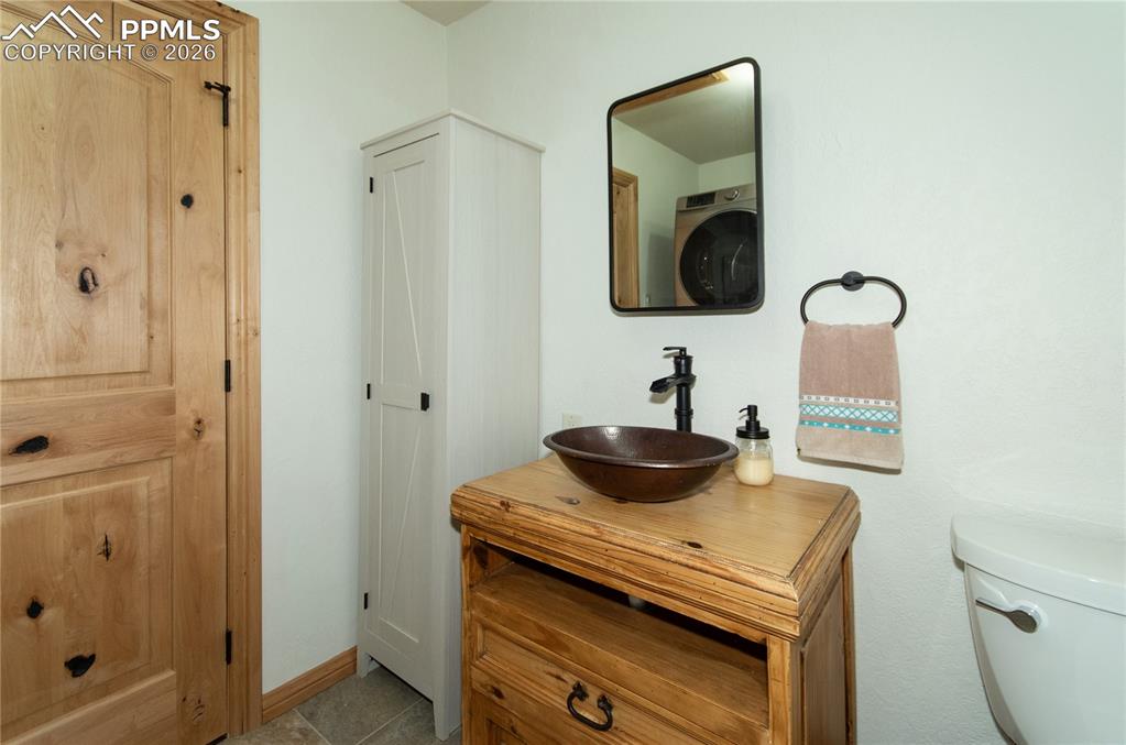 Image 23 of 43: Bathroom