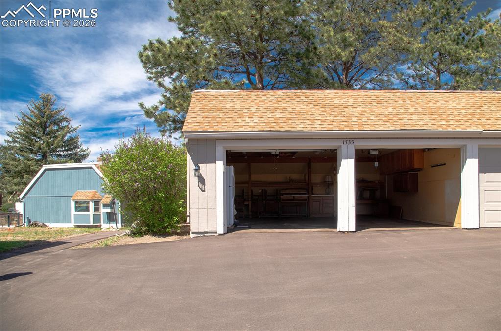 Image 33 of 43: Garage