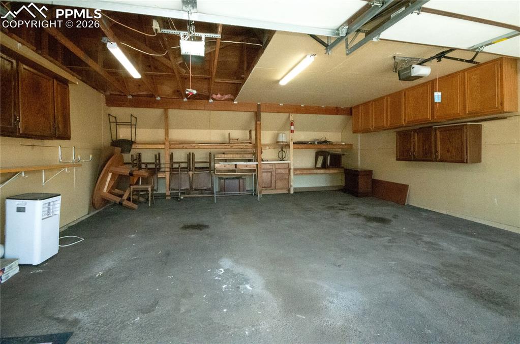 Image 34 of 43: Garage