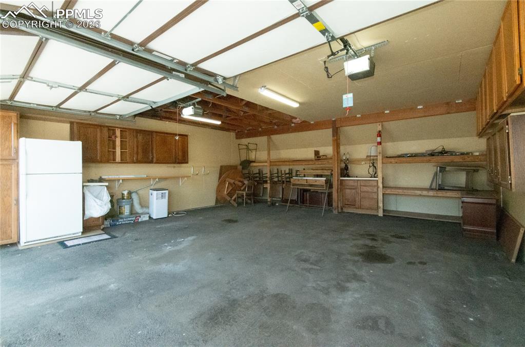 Image 35 of 43: Garage