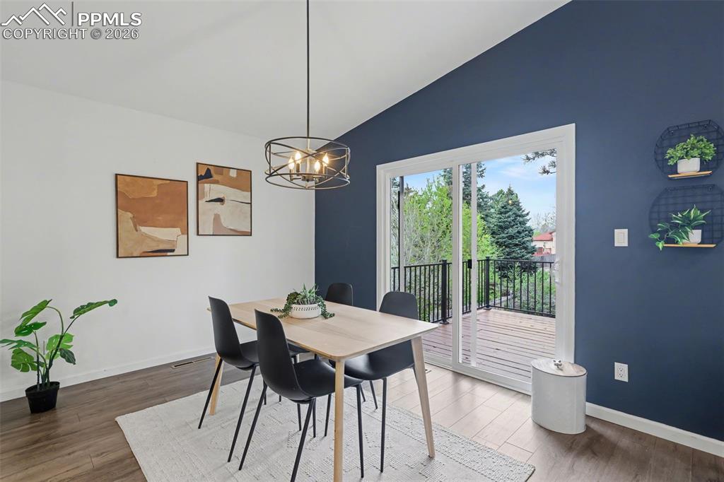 Image 10 of 30: Dining Area