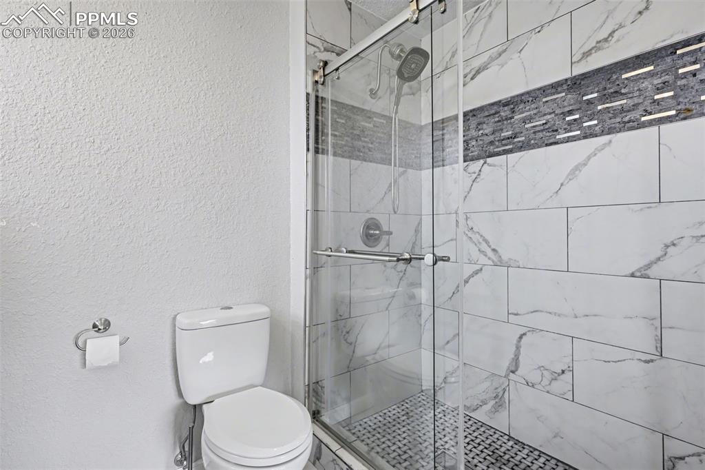 Image 14 of 30: Bathroom