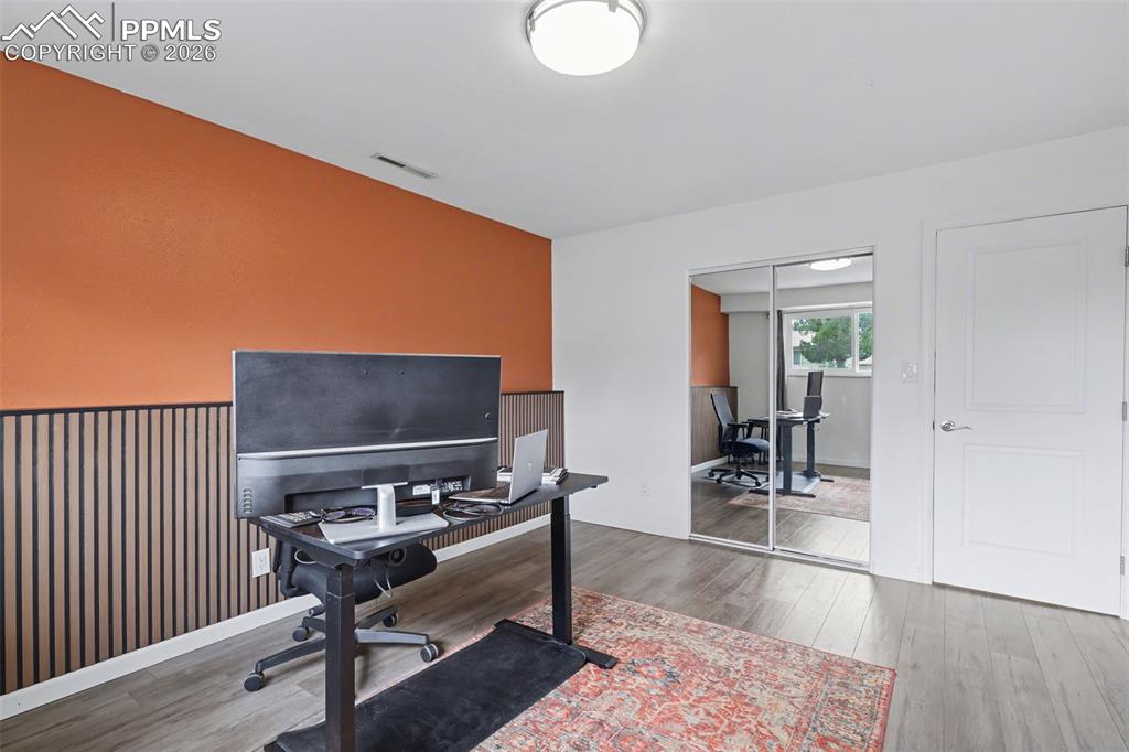 Image 16 of 30: Office