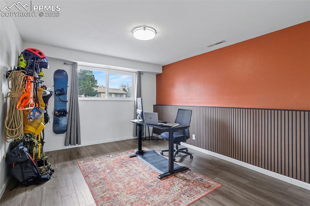 Image 17 of 30: Office