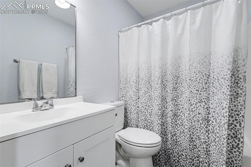 Image 19 of 30: Bathroom