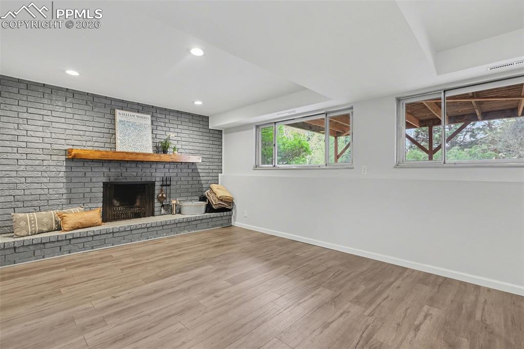 Image 20 of 30: Living Room