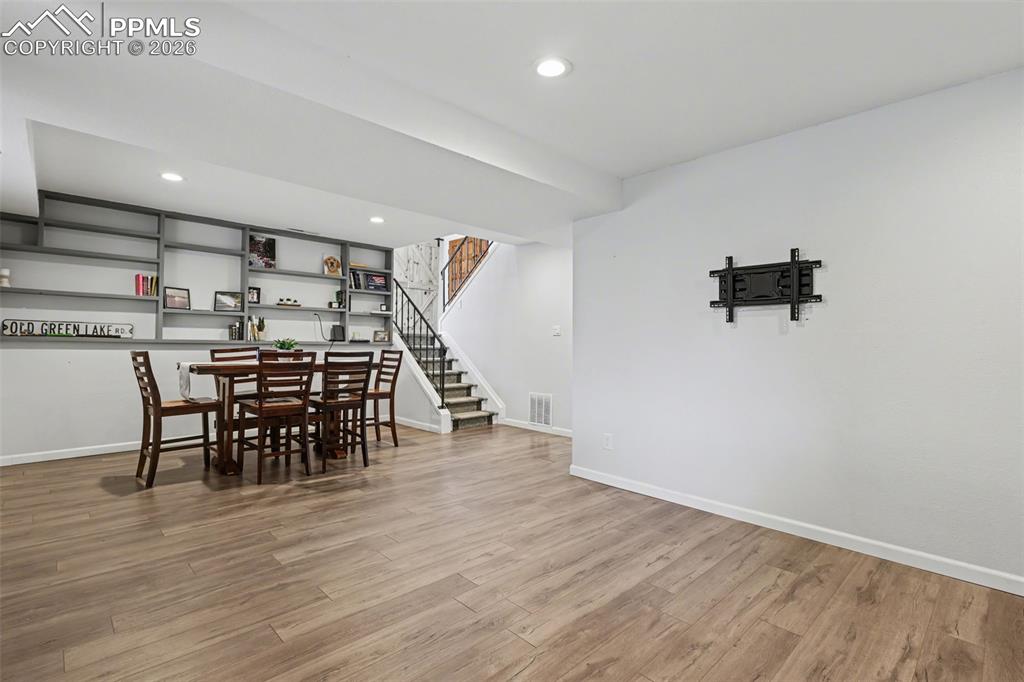 Image 21 of 30: Dining Area