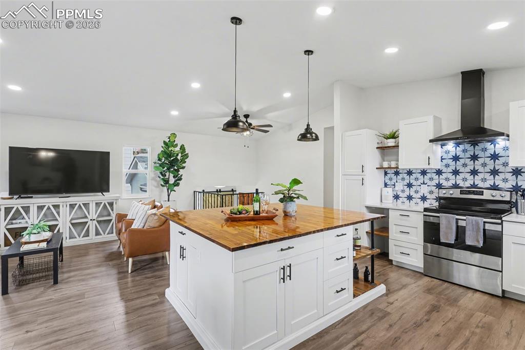 Image 6 of 30: Kitchen