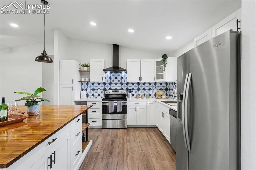 Image 7 of 30: Kitchen