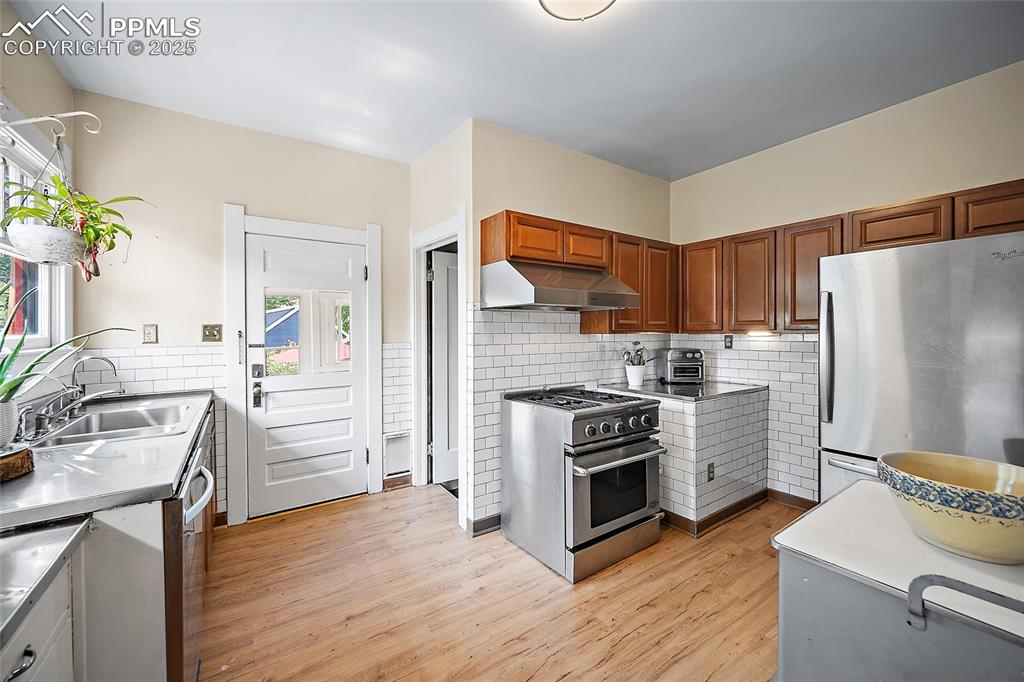 Image 13 of 39: Kitchen