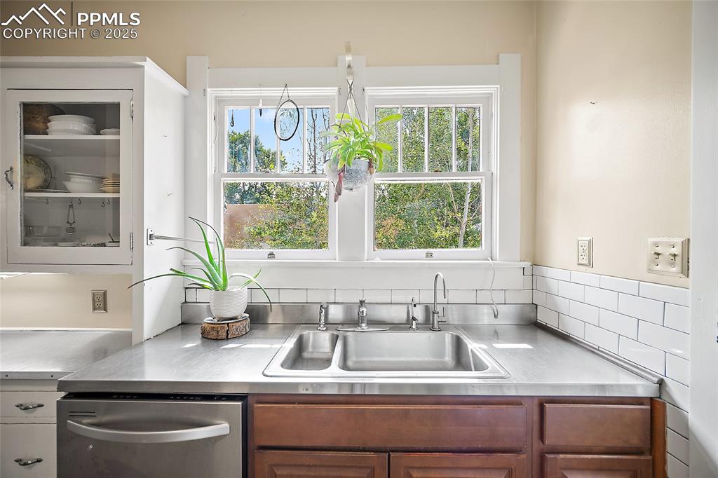 Image 16 of 39: Kitchen