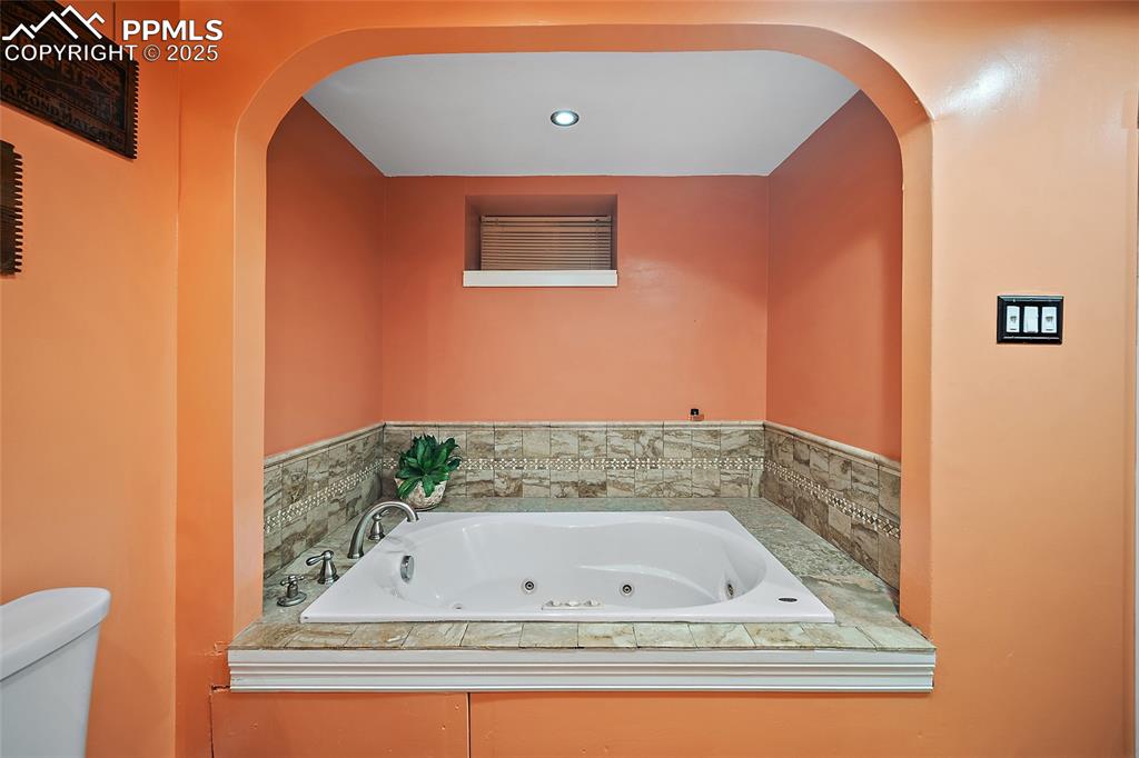 Image 29 of 39: Jetted soaking tub