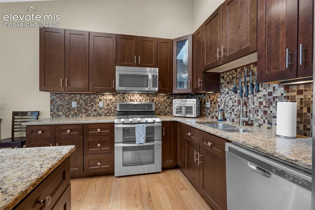Image 16 of 41: Kitchen