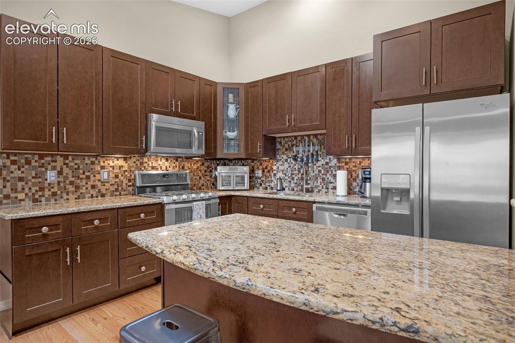 Image 17 of 41: Kitchen