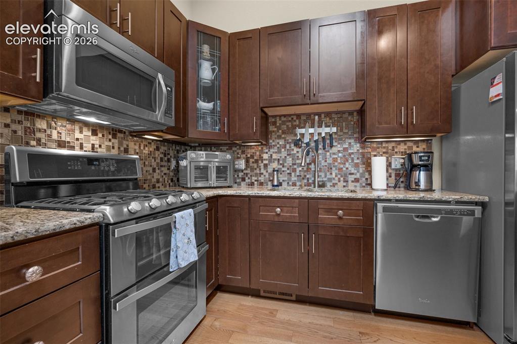 Image 18 of 41: Kitchen