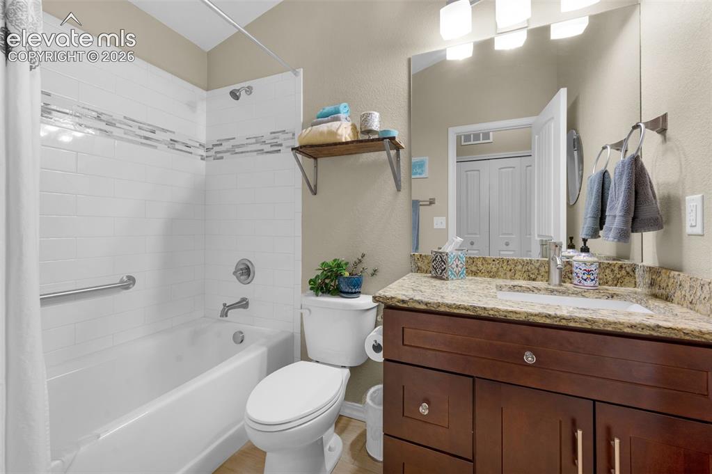 Image 29 of 41: Bathroom