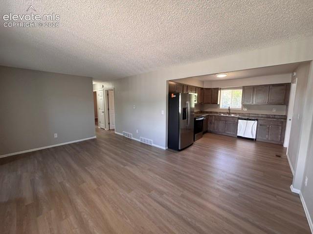 Image 6 of 21: Kitchen