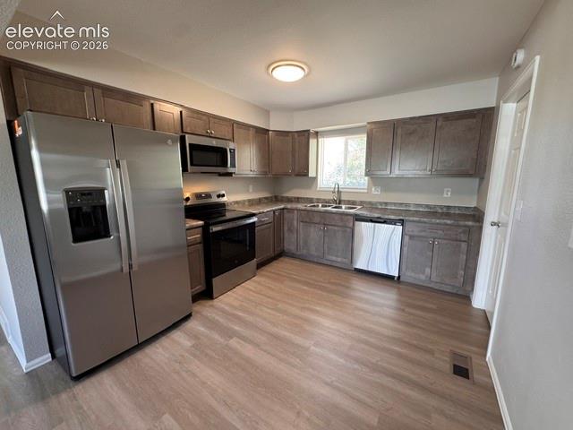 Image 7 of 21: Kitchen