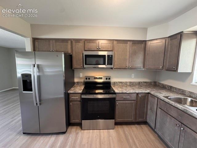 Image 8 of 21: Kitchen