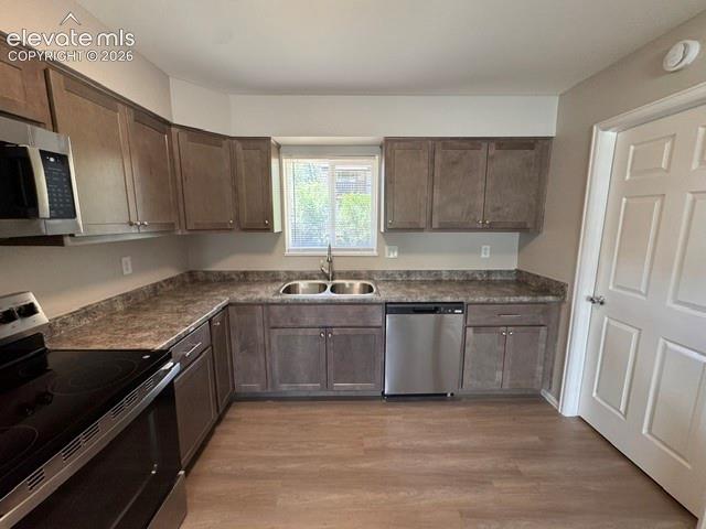 Image 9 of 21: Kitchen