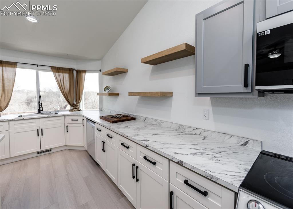 Image 13 of 39: Kitchen