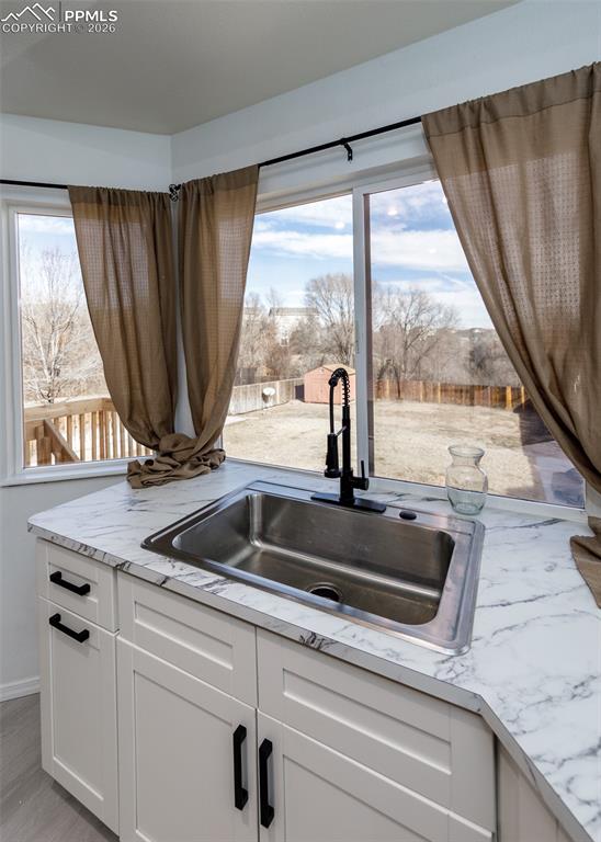 Image 14 of 39: Kitchen