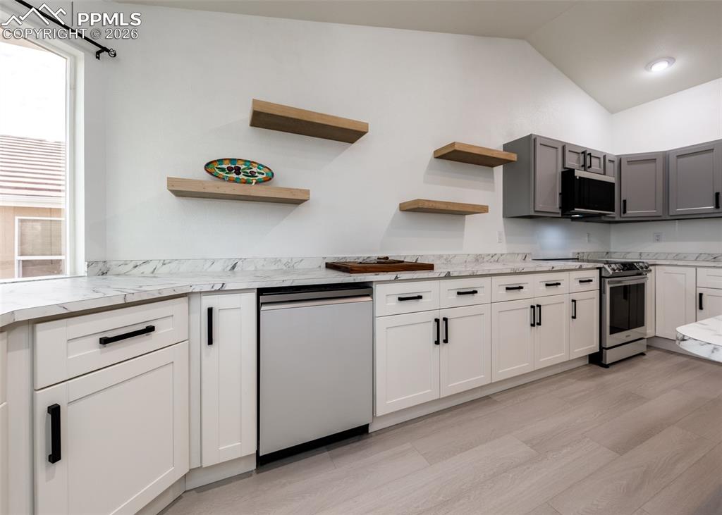 Image 15 of 39: Kitchen