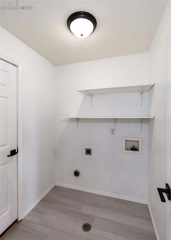 Image 33 of 39: Laundry Upstairs