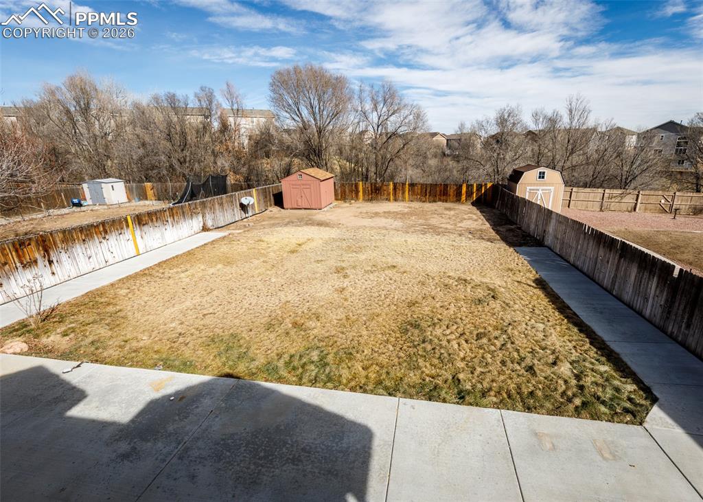 Image 34 of 39: Yard