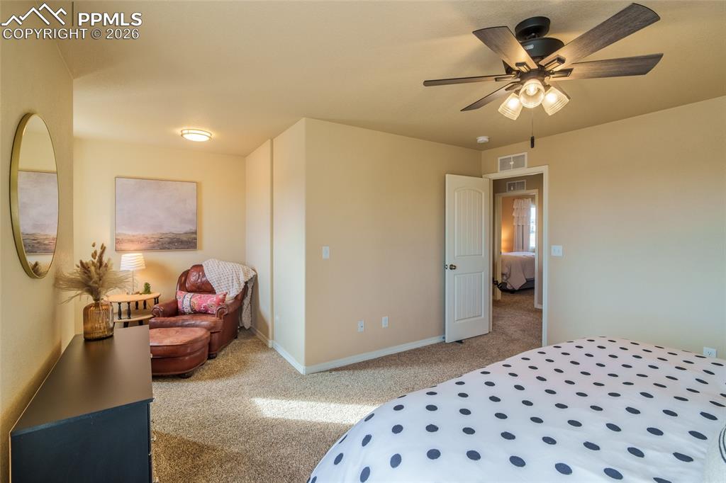 Image 17 of 25: Bedroom