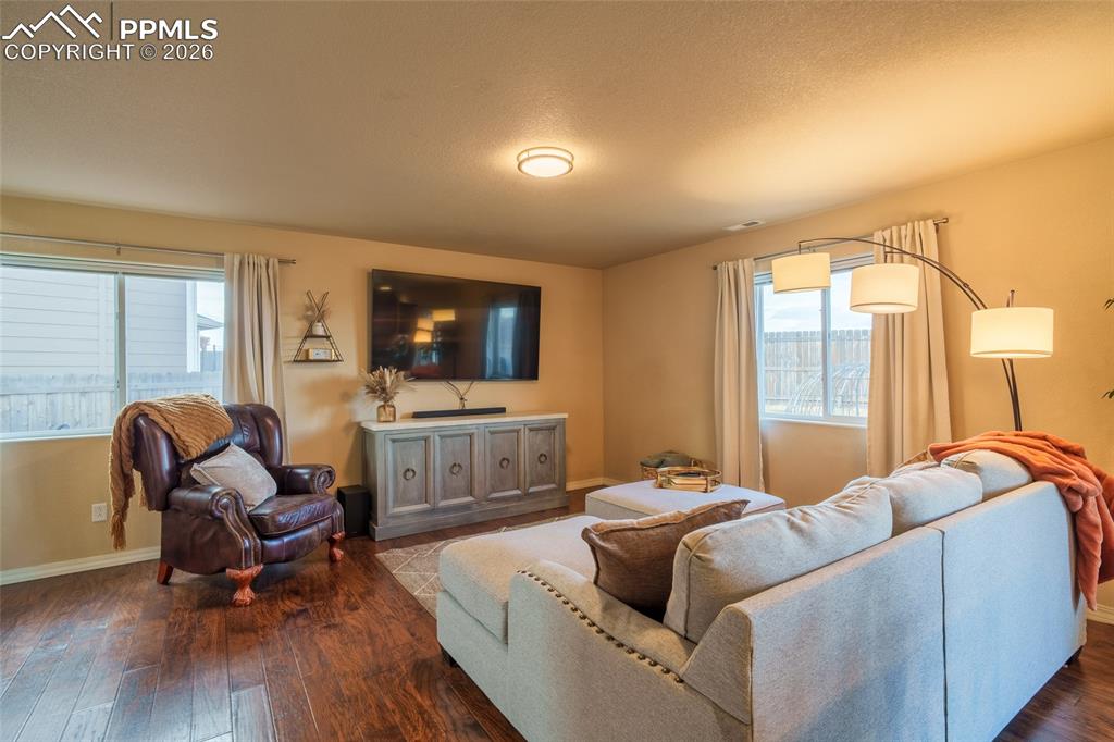 Image 4 of 25: Living Room