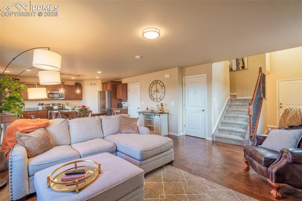 Image 5 of 25: Living Room