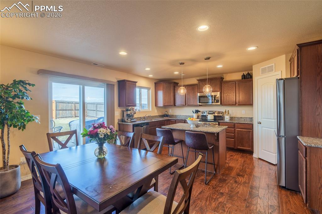 Image 6 of 25: Dining Area