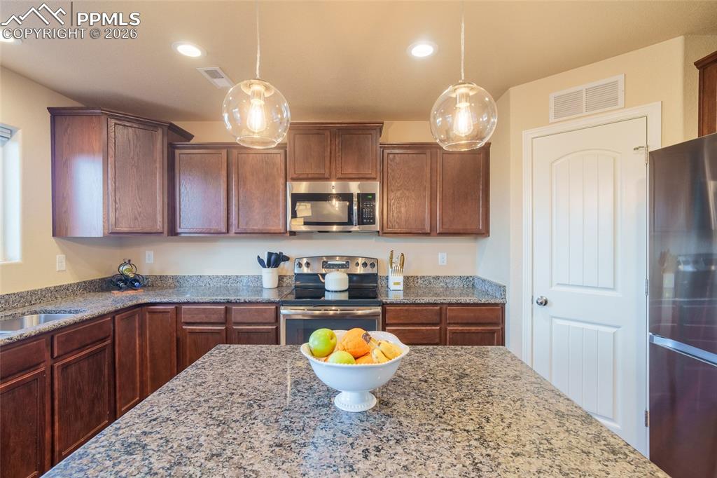 Image 7 of 25: Kitchen