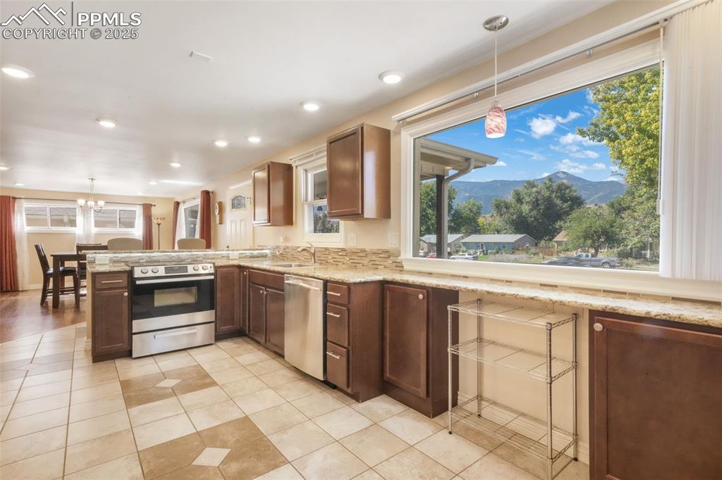 Image 10 of 50: Kitchen