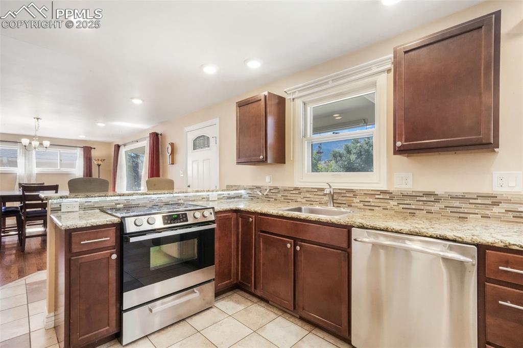 Image 11 of 50: Kitchen