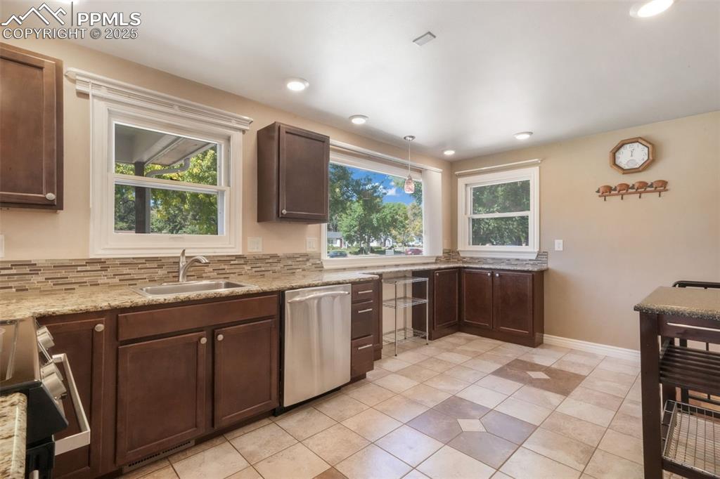 Image 12 of 50: Kitchen